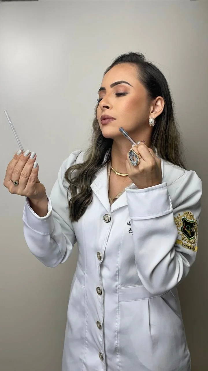 Suellen de jaleco segurando uma seringa